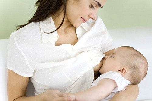 Hút sữa mẹ bằng máy và cách bảo quản sữa mẹ